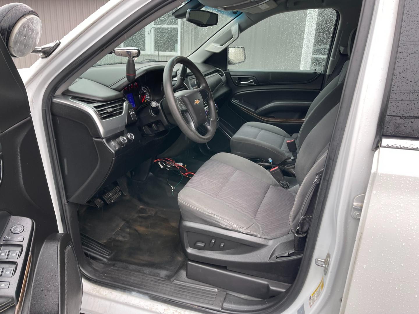 2016 White /Black Chevrolet Tahoe SSV 4WD (1GNSKFEC1GR) with an 5.3L V8 OHV 16V FFV engine, 6A transmission, located at 11115 Chardon Rd. , Chardon, OH, 44024, (440) 214-9705, 41.580246, -81.241943 - This 2016 Chevrolet Tahoe Special Service Vehicle (SSV) with 4WD is a robust and capable law enforcement vehicle featuring a 5.3-liter V8 engine paired with a 6-speed automatic transmission. It offers a two-speed transfer case to aid in both on-road performance and off-road capability. Its 3.08 axle - Photo#17